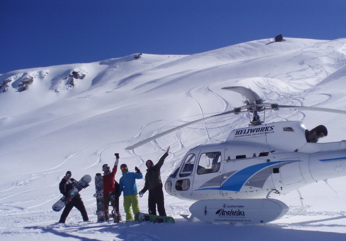 南岛的直升机滑雪