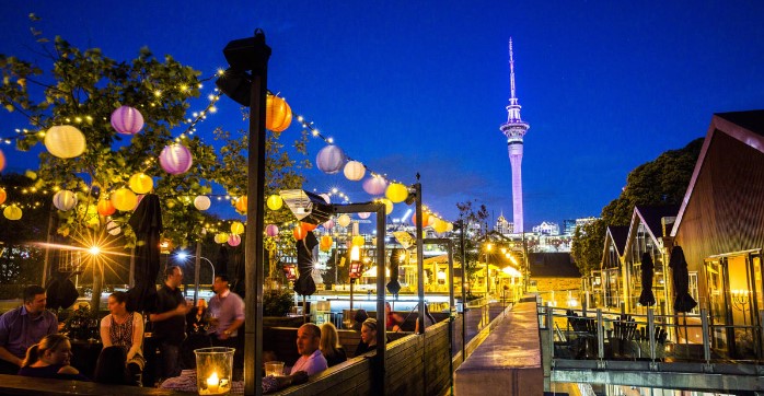 Päivä 5 - Vietä päivä Rotoruassa ja näe Aucklandin (Auckland) vilkasta yöelämää